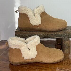 Women’s Minnetonka Lyndy ankle boot/booty/slipper. Size 8. EUC.